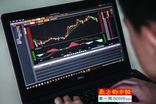 1月10日，涉事股民操作过的“冠东石化交易平台2 ．0系统”。他们在“喊单老师”的指导下在交易系统上进行买卖，结果基本上都在亏钱。 南都记者 霍健斌 摄