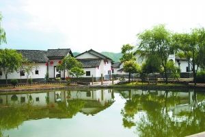 参观客家围屋是到赣州旅游的重头戏