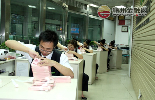 南康赣商村镇银行深入开展“员工行为管理年”活动