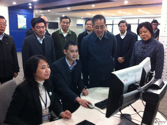 广东省委书记胡春华前排中间调研深交所。