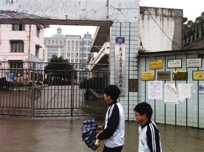 　3月10日，育才学校高中部门口贴着三张通告，警告人们不要因为讨债而扰乱社会秩序。这所市重点中学被债权人认为是立人集资的平台。