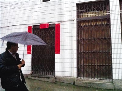 这栋小楼曾是立人集团向社会集资的办公场所。相隔一两百米,便是县公安局。 这栋小楼曾是立人集团向社会集资的办公场所。相隔一两百米,便是县公安局。