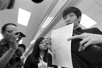 昨日，浙江省温州民间借贷登记服务中心隆重开业，85后创业者胡先生拿到“交易登记第一单”。图/CFP