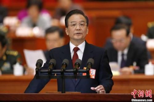 3月5日上午,第十二届全国人民代表大会第一次会议在北京人民大会堂开幕,温家宝总理作政府工作报告,与往年不同,报告台前没有摆放鲜花。中新社发 盛佳鹏 摄