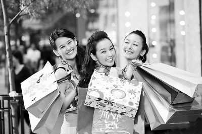 港币兑人民币10年贬值23%破八 带动赴港购物潮