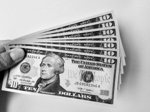 人民币升值市民换汇需求增加 银行网点外币紧俏