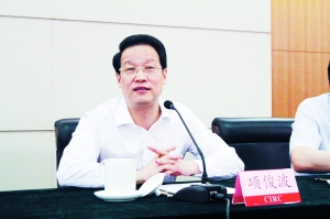 北京商报讯（记者 崔启斌 实习记者 陈婷婷）在昨日召开的首个保险公众开放日活动上，保监会主席项俊波表示，希望将在自己的任期内解决寿险销售误导和车险理赔难这两大行业顽疾。