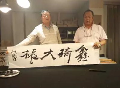 张铁林为鑫琦资产赠送书画作品