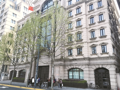 外滩8号的金延大楼，也成为了中晋系的办公场所，4月9日，门口仍有投资者聚集