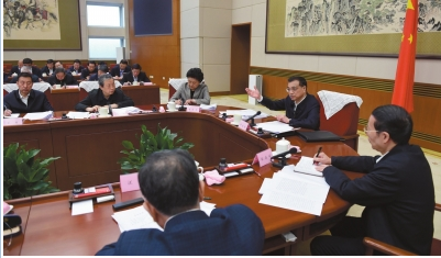李克强主持召开部分省（市）政府主要负责人经济形势座谈会。新华社发
