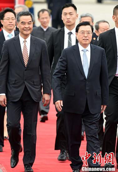 5月17日，中共中央政治局常委、全国人大常委会委员长张德江抵达香港，出席香港特区政府主办的“一带一路”高峰论坛，并视察香港特区。中新社记者 张宇 摄