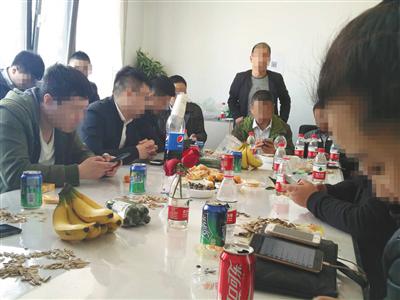 3月13日，朝阳某商厦一家民间借贷公司内，业务员相互交换“骗贷”客户信息。