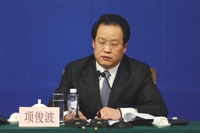 2014年3月11日，梅地亚新闻中心，保监会原主席项俊波出席“金融改革与发展”专题记者会。新京报记者 侯少卿摄