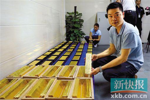 
                                            ■黄金交割操作员为记者展示金条。
                                    