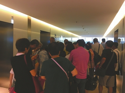 3日，众多投资人来到华赢凯来公司门口。