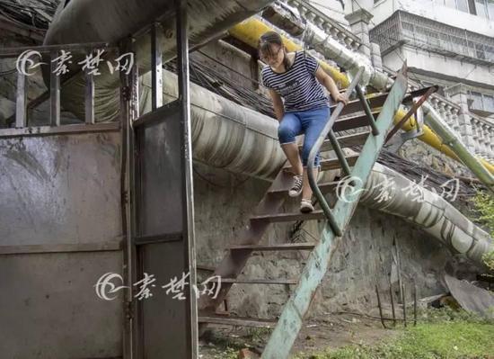 桥洞是经过改造的，四面密不透风，仅靠一扇门进出，大白天不开灯也伸手不见五指。